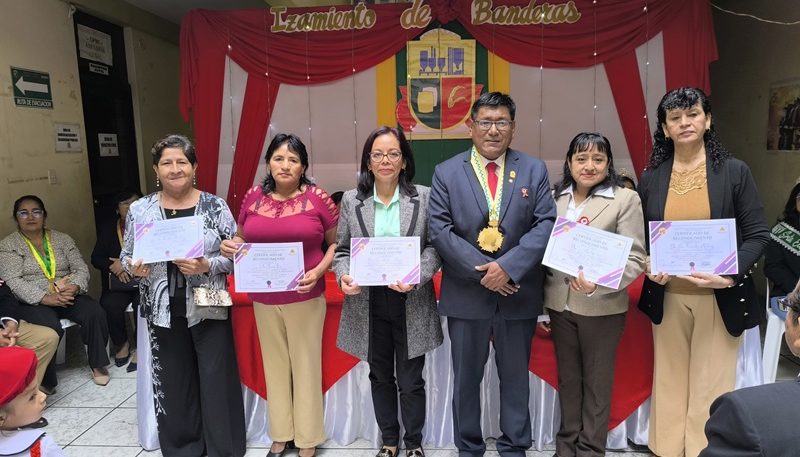 Ceremonia oficial de reconocimiento con entrega de certificados a vecinos destacados.